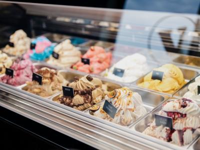 Een vitrine met verschillende smaken ambachtelijk Italiaans schepijs in een ijssalon.