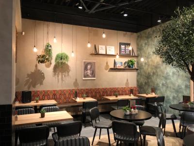 Interieur van een nieuw Verhage-restaurant in Gouda met moderne inrichting en sfeervolle verlichting.