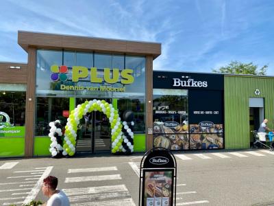 Entree van Plus Dennis van Moorsel supermarkt met Bufkes vestiging en boog van ballonnen.