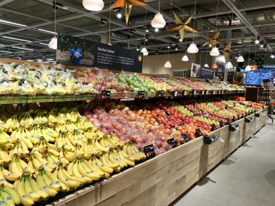 Vers ingerichte fruitafdeling in een Albert Heijn-supermarkt met een uitgebreid aanbod van bananen en diverse appelsoorten.