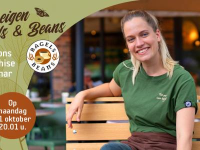 Een lachende vrouw in Bagels & Beans-uniform zit buiten op een bankje met promotie voor een franchise webinar.