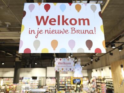 Welkomstbord met ballonnen in een Bruna-winkel, onderdeel van omnichannel-strategie-uitstraling.
