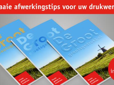 Drie brochures met een windmolen in een groen landschap en opvallende afwerkingstechnieken op de omslagen.