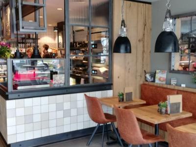 Interieur van de nieuwe Bufkes-vestiging in Geldrop met toonbank, zitgedeelte en decoratieve elementen.