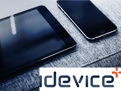 Tablet en smartphone liggen op een tafel naast het iDevice+ logo.