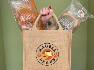 Tas met Bagels & Beans-logo, met daarin twee zakken bagels.