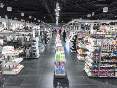 Interieur van een HEMA-winkel met diverse producten en klanten die door de gangpaden lopen.