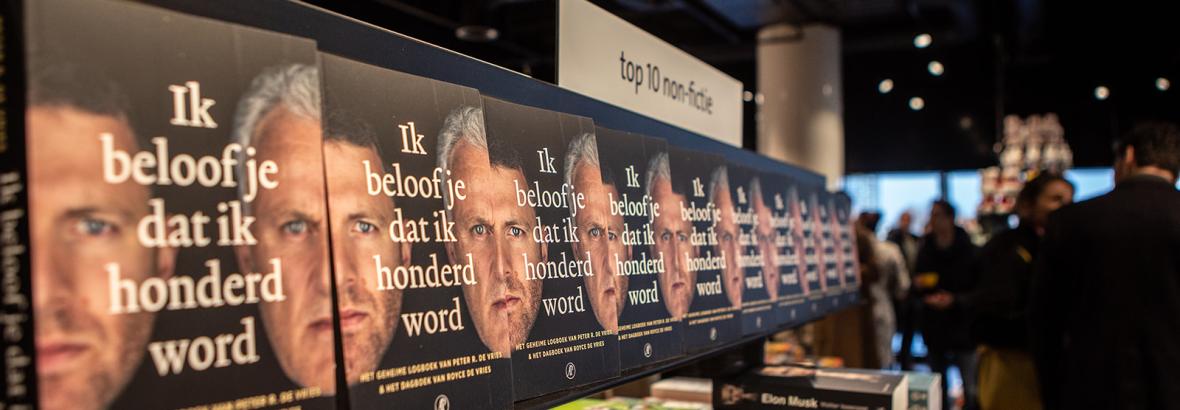 Rij boeken Ik beloof je dat ik honderd word in een Bruna-winkel bij de top 10 non-fictie sectie.