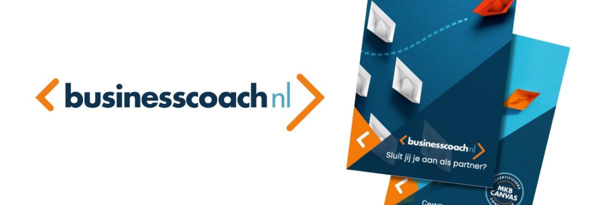 Businesscoach Nederland logo met brochureafbeelding, witte en oranje papieren bootjes op blauwe achtergrond.