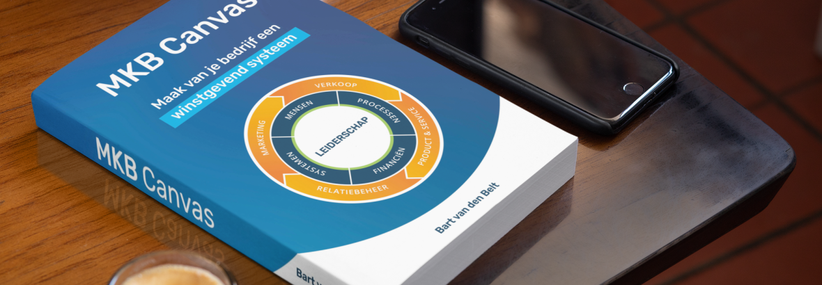Boek MKB Canvas ligt op tafel naast een smartphone en een espresso.